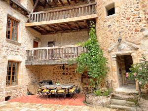 Maisons de vacances Elegant cottage medieval restaure avec piscine, cheminee, proche du golf et attractions culturelles - FR-1-489-335 : photos des chambres