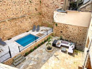 Maisons de vacances Elegant cottage medieval restaure avec piscine, cheminee, proche du golf et attractions culturelles - FR-1-489-335 : photos des chambres