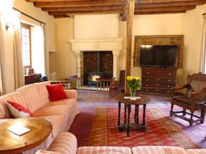Maisons de vacances Elegant cottage medieval restaure avec piscine, cheminee, proche du golf et attractions culturelles - FR-1-489-335 : photos des chambres