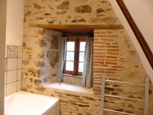 Maisons de vacances Elegant cottage medieval restaure avec piscine, cheminee, proche du golf et attractions culturelles - FR-1-489-335 : photos des chambres