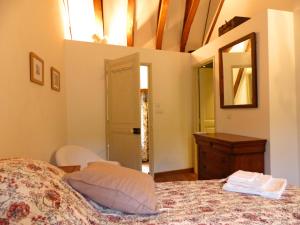 Maisons de vacances Elegant cottage medieval restaure avec piscine, cheminee, proche du golf et attractions culturelles - FR-1-489-335 : photos des chambres