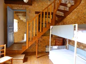 Maisons de vacances Elegant cottage medieval restaure avec piscine, cheminee, proche du golf et attractions culturelles - FR-1-489-335 : photos des chambres