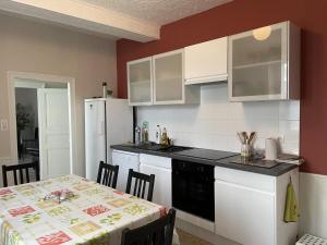 Maisons de vacances Maison de ferme renovee avec terrasse, jardin et equipements modernes a Taxat-Senat - FR-1-489-363 : photos des chambres