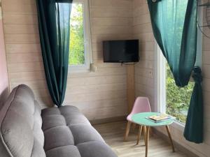 Maisons de vacances Chalet au bord de l'eau avec terrasse, peche, baignade surveillee, buvette et activites exterieures - FR-1-489-360 : photos des chambres