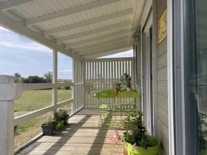 Maisons de vacances Chalet au bord de l'eau avec terrasse, peche, baignade surveillee, buvette et activites exterieures - FR-1-489-360 : photos des chambres