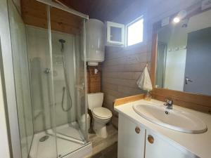 Maisons de vacances Chalet au bord de l'eau avec terrasse, peche, baignade surveillee, buvette et activites exterieures - FR-1-489-360 : photos des chambres