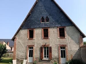 Maisons de vacances Charmante Cure Ancienne avec Jardin et WiFi, Pres de Vichy - FR-1-489-459 : photos des chambres