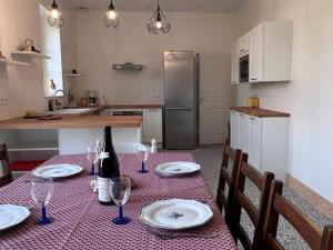 Maisons de vacances Charmante Cure Ancienne avec Jardin et WiFi, Pres de Vichy - FR-1-489-459 : photos des chambres