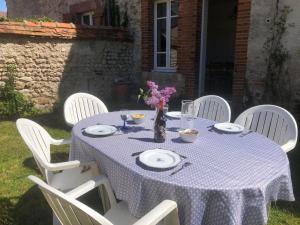 Maisons de vacances Charmante Cure Ancienne avec Jardin et WiFi, Pres de Vichy - FR-1-489-459 : photos des chambres
