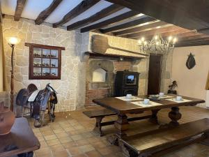 Maisons de vacances Ecrin de verdure | Longere Bourbonnaise | Confort Moderne | 3Ha de Nature - FR-1-489-397 : photos des chambres