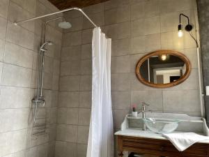 Maisons de vacances Gite familial tout inclus avec equipements modernes et charme campagnard, centre village de Besson - FR-1-489-348 : photos des chambres