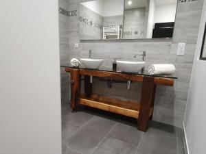 Maisons de vacances Maison 19eme renovee avec terrasse et bornes de recharge - FR-1-489-406 : photos des chambres