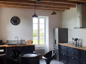 Maisons de vacances Maison 19eme renovee avec terrasse et bornes de recharge - FR-1-489-406 : photos des chambres