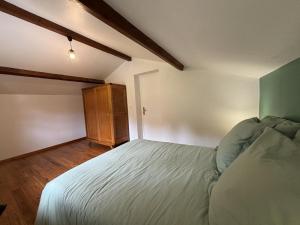 Maisons de vacances Maison de montagne avec SPA, cheminee et activites proche voisins - FR-1-489-534 : photos des chambres