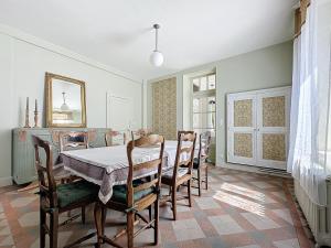 Maisons de vacances Gite tranquille avec jardin, parking et Wi-Fi a La Ferte-Hauterive - FR-1-489-549 : photos des chambres