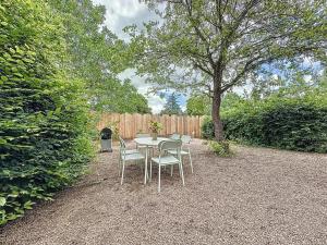 Maisons de vacances Gite tranquille avec jardin, parking et Wi-Fi a La Ferte-Hauterive - FR-1-489-549 : photos des chambres