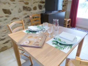 Maisons de vacances Maison de campagne avec SPA, jeux et espace bien-etre, ideale pour familles et groupes jusqu'a 8 pers. - FR-1-489-442 : photos des chambres