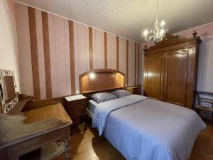 Maisons de vacances Gite chaleureux avec terrasse, ideal pour randonnees et activites a la Montagne bourbonnaise - FR-1-489-496 : photos des chambres