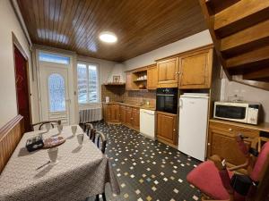 Maisons de vacances Gite chaleureux avec terrasse, ideal pour randonnees et activites a la Montagne bourbonnaise - FR-1-489-496 : photos des chambres