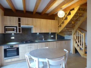 Maisons de vacances **Charmant Atelier Renove, Jardin & Terrasse, Proche Ski et Vichy** - FR-1-489-140 : photos des chambres
