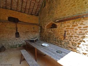 Maisons de vacances Maison historique arboree avec jardin et etang prives, ideale pour un couple - FR-1-497-135 : photos des chambres
