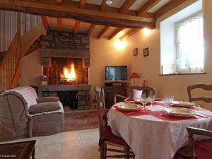 Maisons de vacances Charmante maison ancienne avec WIFI et animaux acceptes - FR-1-497-40 : photos des chambres