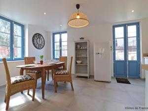 Maisons de vacances Maison de charme au coeur du bourg avec jardin et toutes commodites incluses a Sap-en-Auge - FR-1-497-146 : photos des chambres