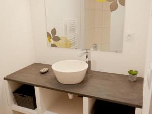 Maisons de vacances Maison restauree avec etang, cheminee, grand jardin, proche foret, ideale pour familles! - FR-1-497-92 : photos des chambres