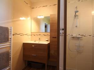 Maisons de vacances Maison percheronne avec jardin, animaux acceptes, WiFi, cheminee, proche commerces - FR-1-497-29 : photos des chambres
