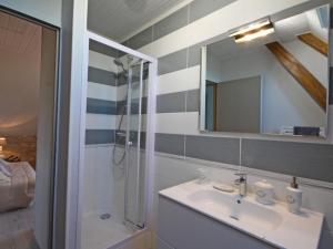 Maisons de vacances Maison percheronne avec jardin, animaux acceptes, WiFi, cheminee, proche commerces - FR-1-497-29 : photos des chambres