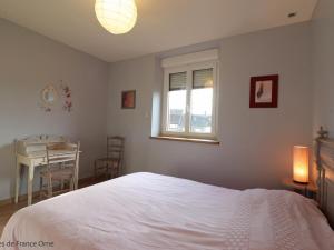 Maisons de vacances Maison de charme avec grand jardin, 4 chambres, 3 salles de bain, garage, WiFi, cheminee et terrasse - FR-1-497-115 : photos des chambres