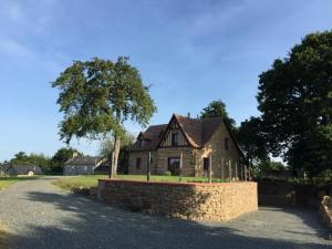 Maisons de vacances Maison de charme avec grand jardin, 4 chambres, 3 salles de bain, garage, WiFi, cheminee et terrasse - FR-1-497-115 : photos des chambres