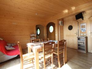 Maisons de vacances Chalet en foret avec terrasse, peche, baignade, et proximite chemins de randonnee - Normandie - FR-1-497-184 : photos des chambres