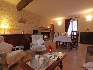 Maisons de vacances Charmante maison avec jardin, aux portes du Perche, ideale pour familles et activites de plein air - FR-1-497-124 : photos des chambres