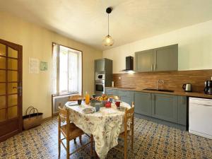 Maisons de vacances Charmante maison avec jardin, aux portes du Perche, ideale pour familles et activites de plein air - FR-1-497-124 : photos des chambres