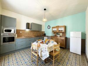 Maisons de vacances Charmante maison avec jardin, aux portes du Perche, ideale pour familles et activites de plein air - FR-1-497-124 : photos des chambres