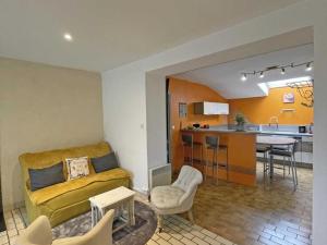 Maison de charme en granit avec jardin clos, tout inclus, près de Domfront - FR-1-497-190