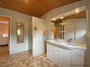 Maisons de vacances Maison granit avec jardin privatif, plain-pied, 2 chambres, tout inclus, proche loisirs et nature - FR-1-497-190 : photos des chambres