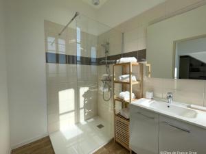 Maisons de vacances Gite spacieux dans le Perche avec WIFI inclus, ideal pour reunions familiales - FR-1-497-240 : photos des chambres