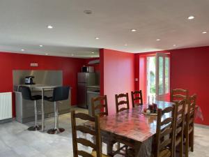 Maisons de vacances Ferme renovee avec etang prive, proche de la foret de Troncais, ideale pour peche et detente - FR-1-489-389 : photos des chambres