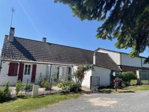 Maisons de vacances Ferme renovee avec etang prive, proche de la foret de Troncais, ideale pour peche et detente - FR-1-489-389 : photos des chambres