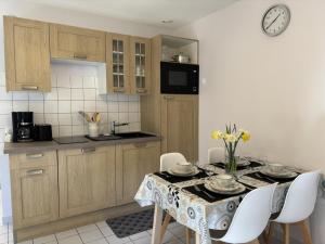 Maisons de vacances Gite confort au coeur de l'Allier : randonnees, canoe, peche, vignoble, terrasse, tout inclus - FR-1-489-512 : photos des chambres