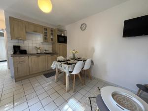 Maisons de vacances Gite confort au coeur de l'Allier : randonnees, canoe, peche, vignoble, terrasse, tout inclus - FR-1-489-512 : photos des chambres