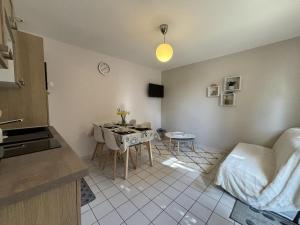 Maisons de vacances Gite confort au coeur de l'Allier : randonnees, canoe, peche, vignoble, terrasse, tout inclus - FR-1-489-512 : photos des chambres