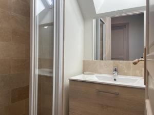 Maisons de vacances Gite lumineux avec piscine partagee et jardin prive - FR-1-489-557 : photos des chambres