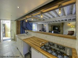 Maisons de vacances Charmante maison avec parking, jardin et WIFI a Rouperroux - FR-1-497-219 : photos des chambres