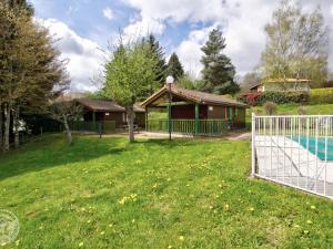 Maisons de vacances Chalet 2 chambres avec acces PMR, terrasse privee, piscine, activites plein air. - FR-1-496-246 : photos des chambres