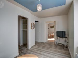Appartements Charmant appartement contemporain avec patio cosy et toutes commodites a Chazelles-sur-Lyon - FR-1-496-298 : photos des chambres