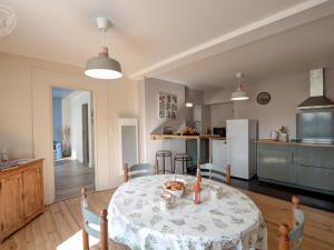 Appartements Charmant appartement contemporain avec patio cosy et toutes commodites a Chazelles-sur-Lyon - FR-1-496-298 : photos des chambres