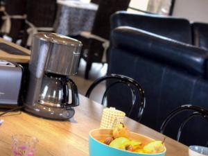 Maison lumineuse avec jardin clos et cheminée, idéale pour familles et amis - FR-1-496-195